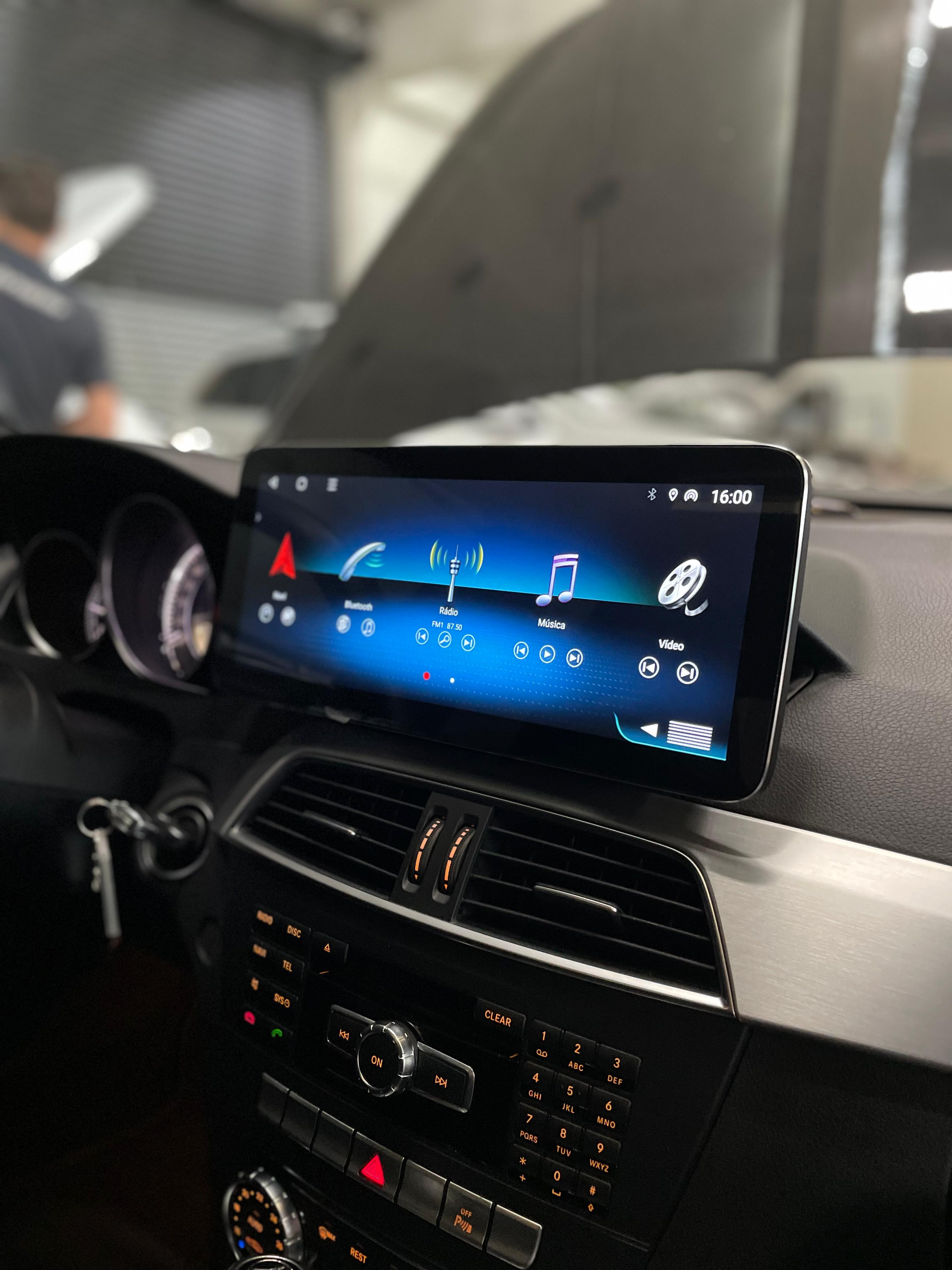 [Painel de carro com central multimídia moderna instalada]